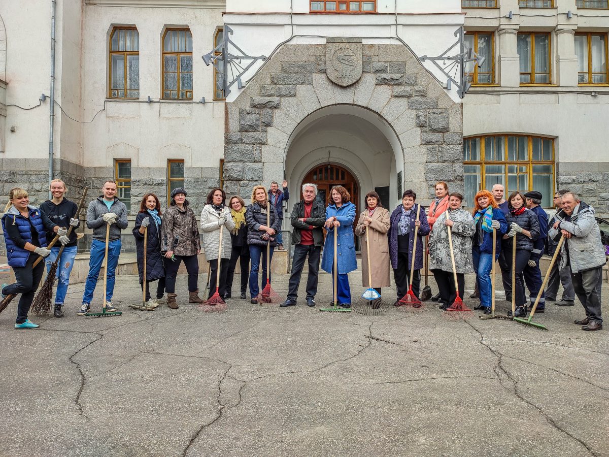 Дружный коллектив Пензенской картинной галереи вышел на уборку территории |  12.04.2022 | Пенза - БезФормата